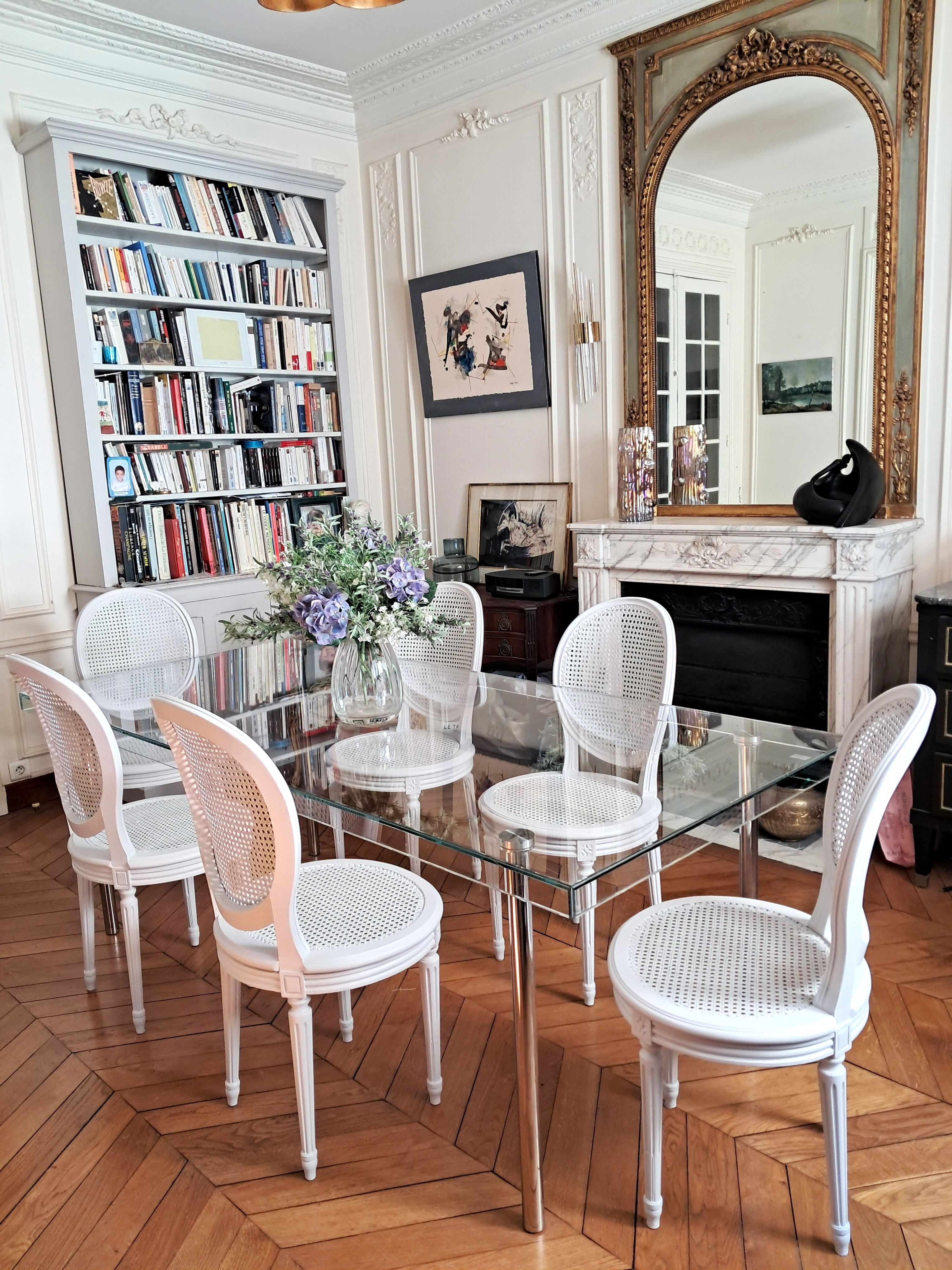 Chaise cannée ancienne patinée style Louis XVI.