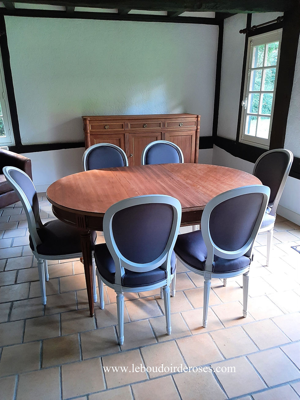 Miniature : Table ronde et chaises, anciennes et patinées, style Louis XVI.