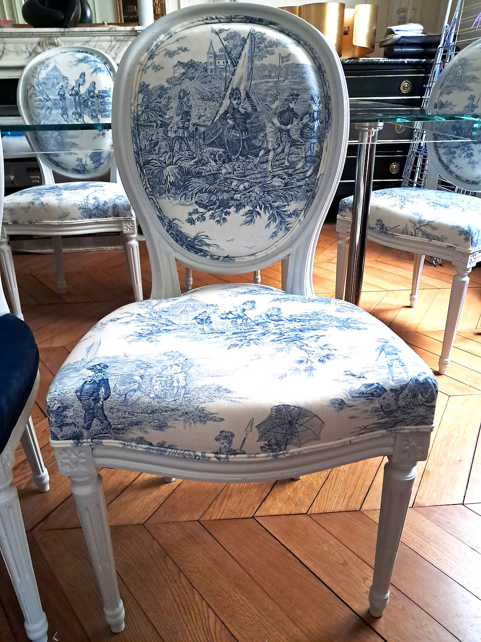 Miniature : Chaise médaillon ancienne style Louis XVI, tapissée et patinée.