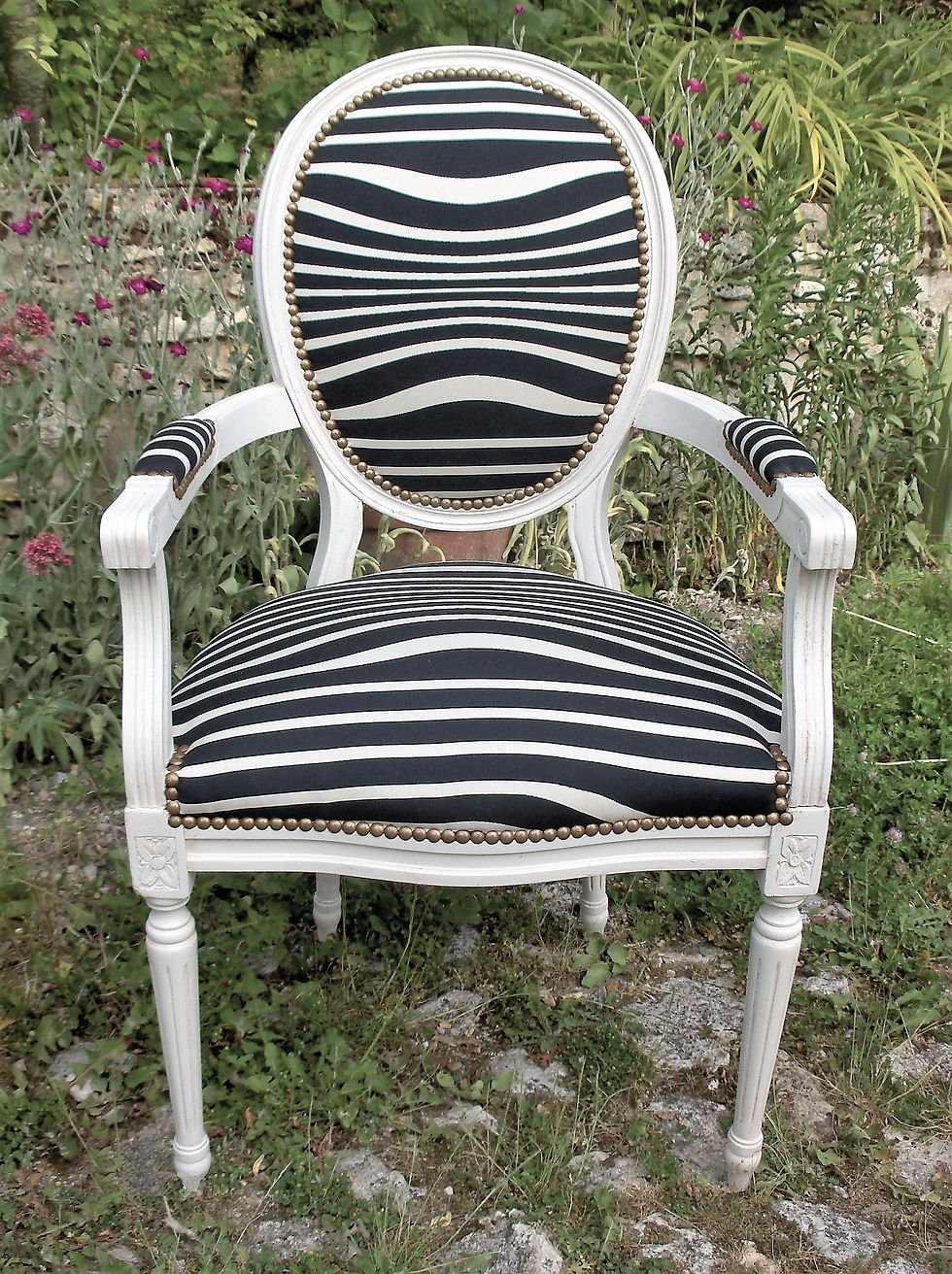 Miniature : Fauteuil médaillon tapissé ancien, patiné blanc lin, tissu Jean-Paul Gaultier, style Louis XVI, en hêtre massif