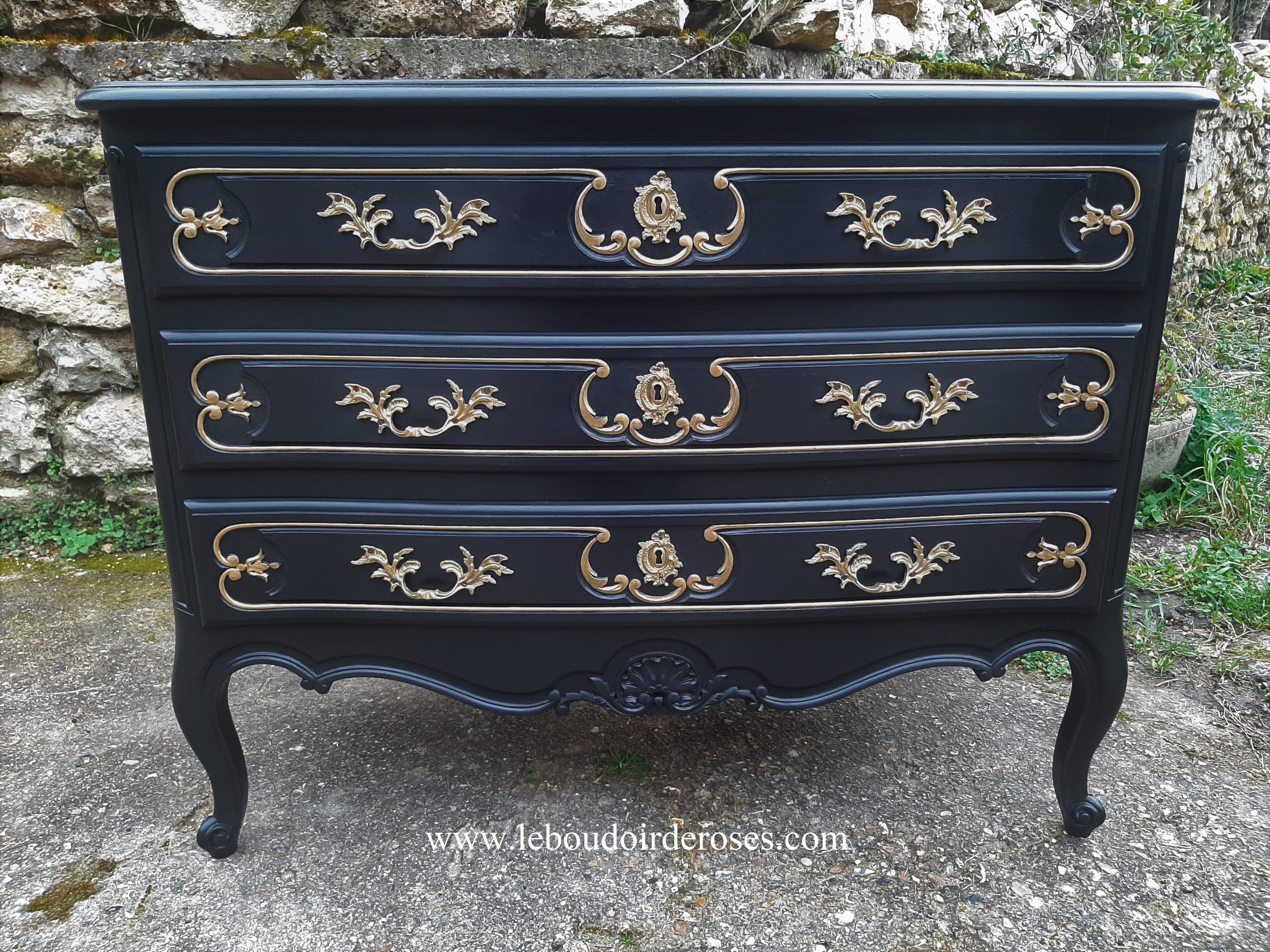 Commode ancienne patinée noire et or vieilli style Louis XV.