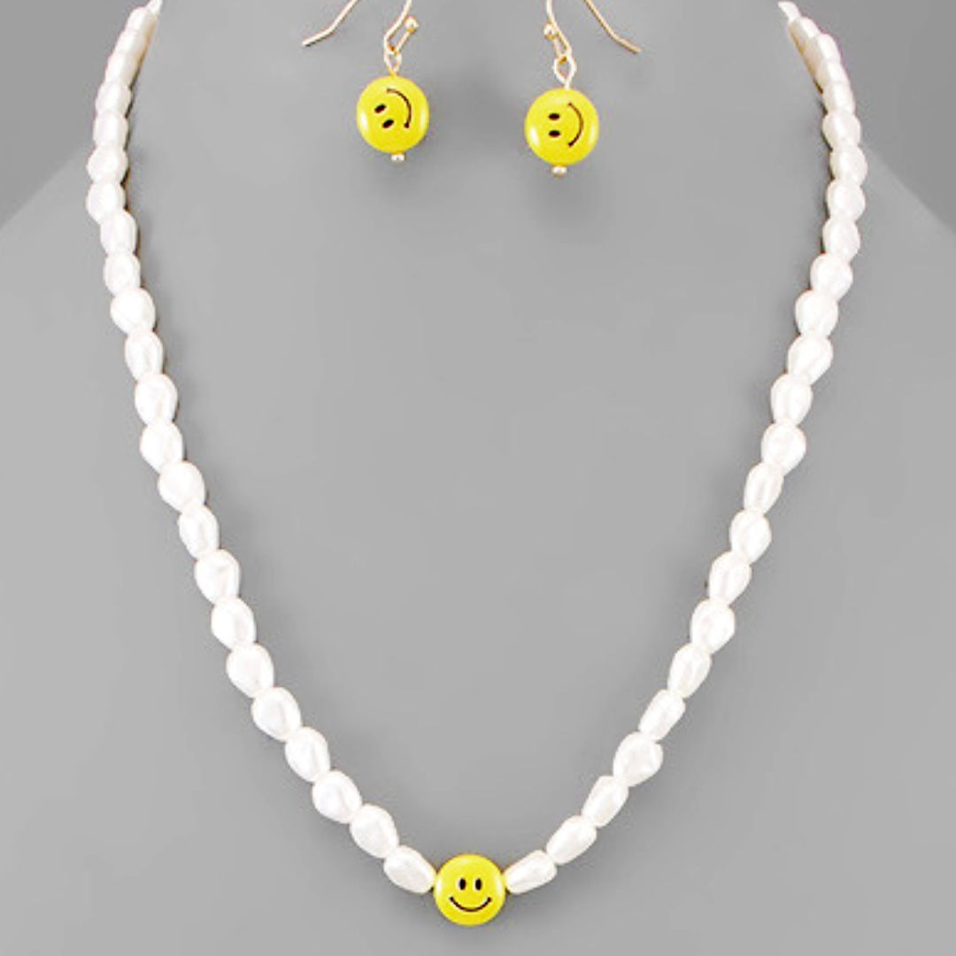 Happy Face Faux Pearl Necklace Set