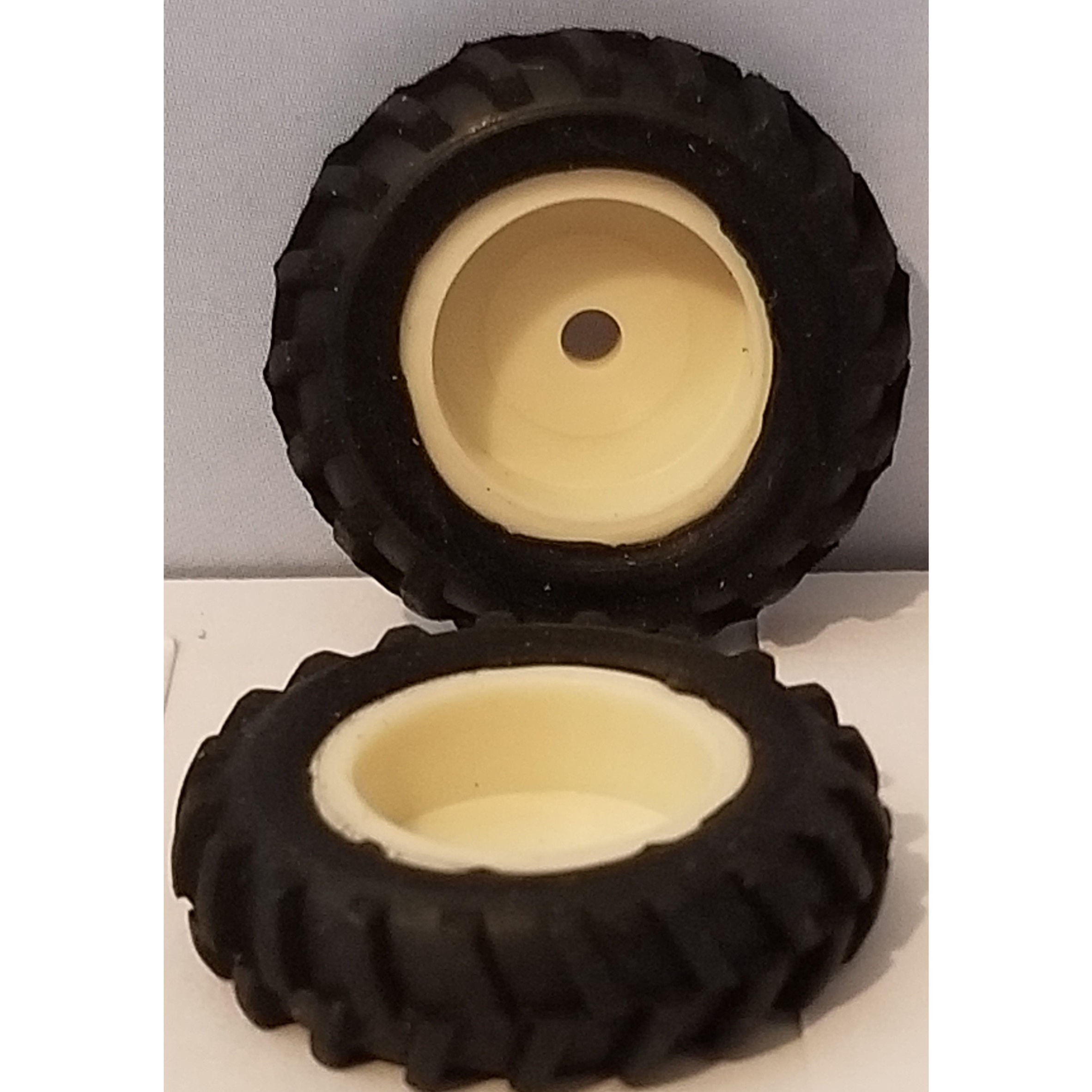 1/64 Standi Toys Pair of 15.5-38 Tires with IH White Rims
