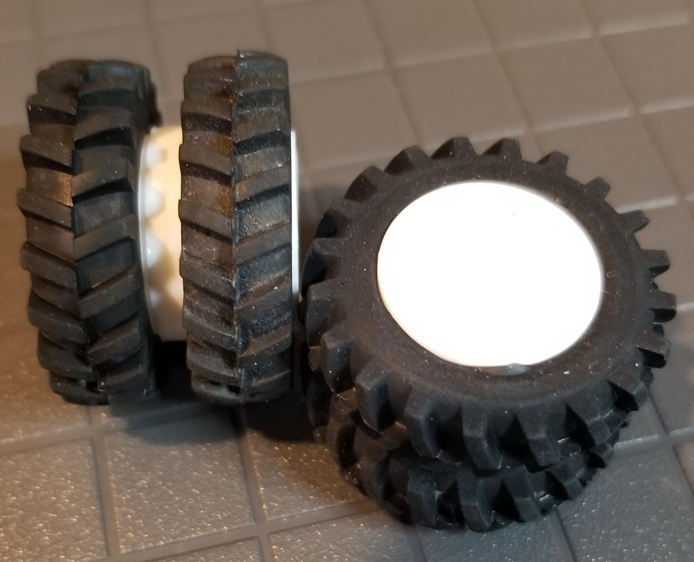 1/64 Standi Toys Pair of 18.4-42 Dual Tires with White Rims