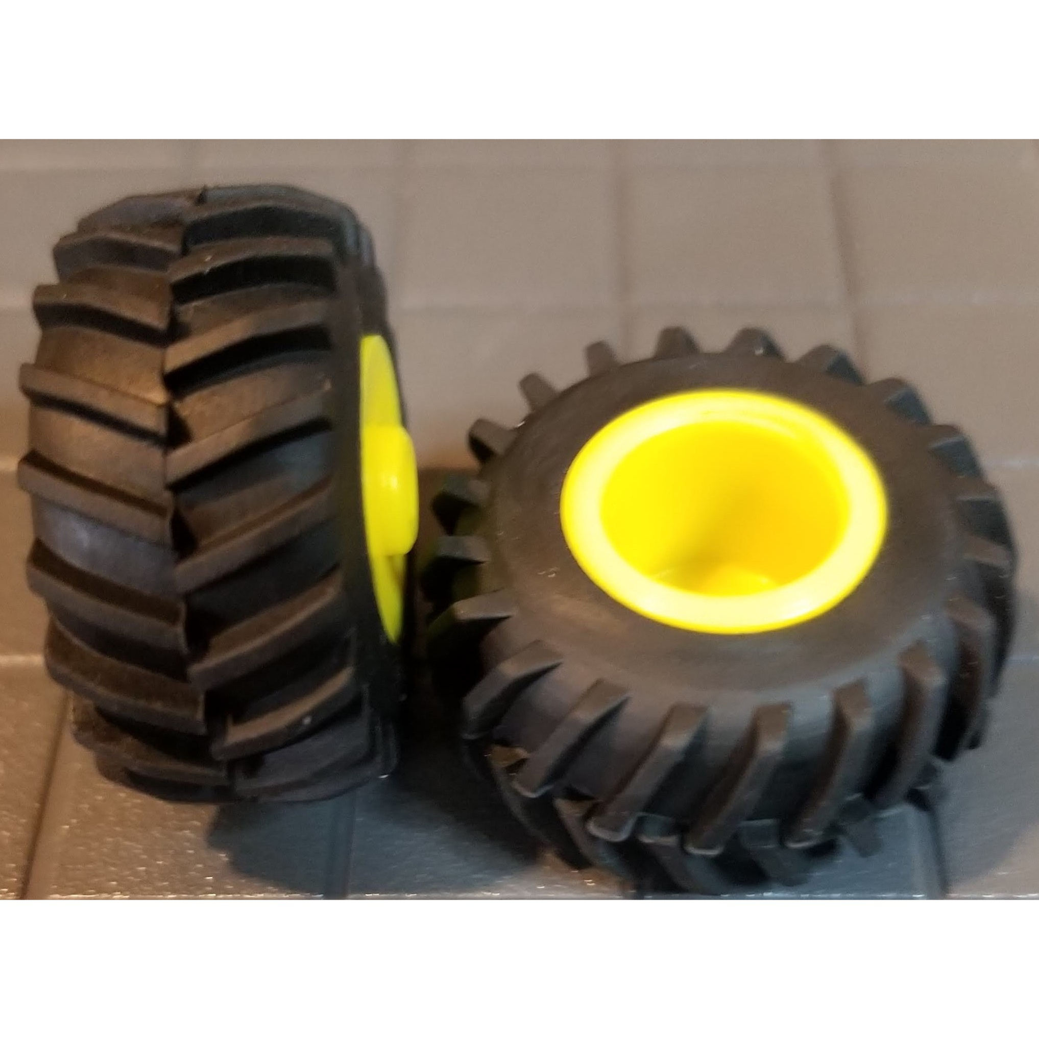 1/64 Standi Toys Pair of 30.5-32 Single Tires with Yellow Rims