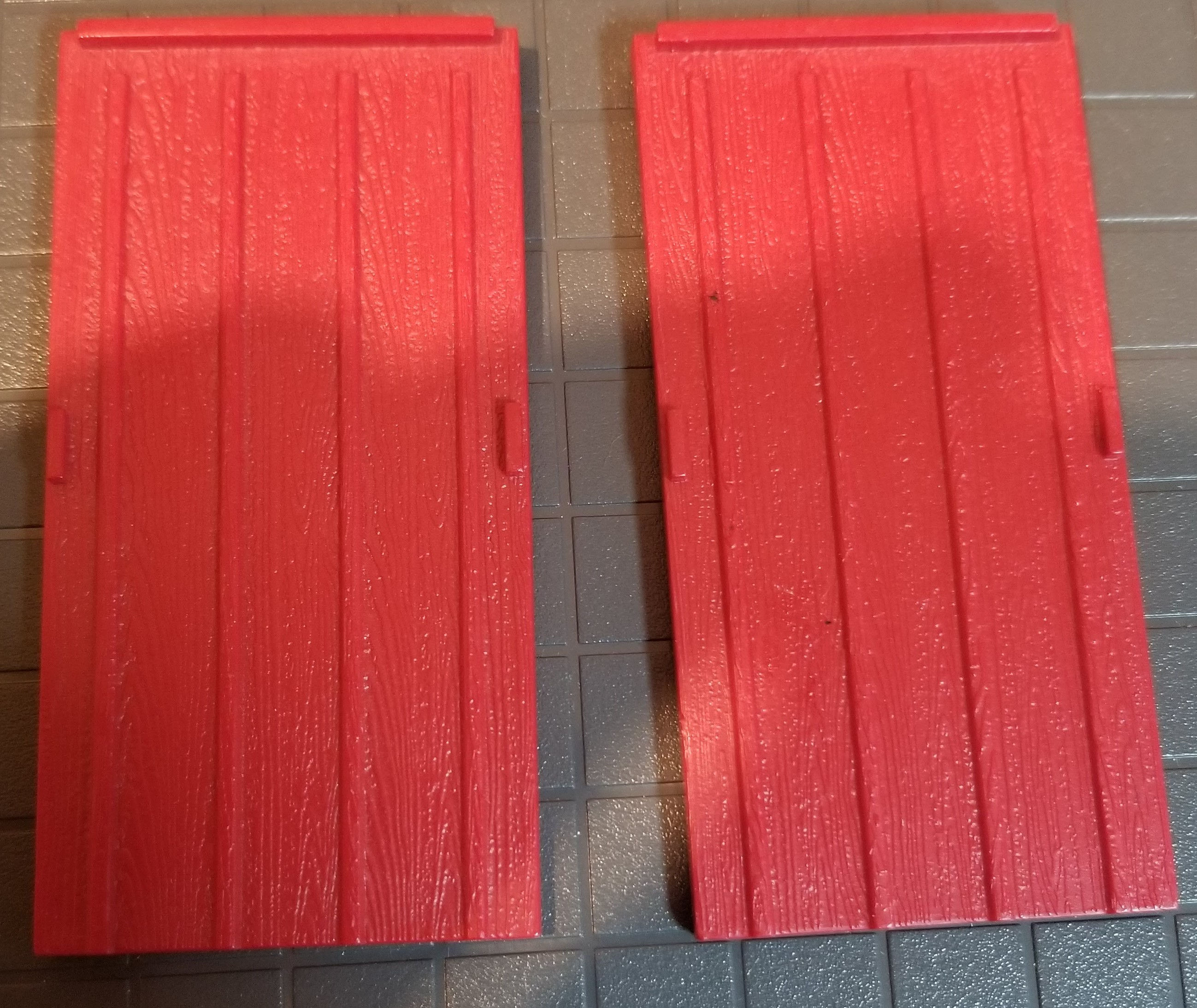1/64 Ertl Farm Country 2 Pack of Red Western Barn Doors
