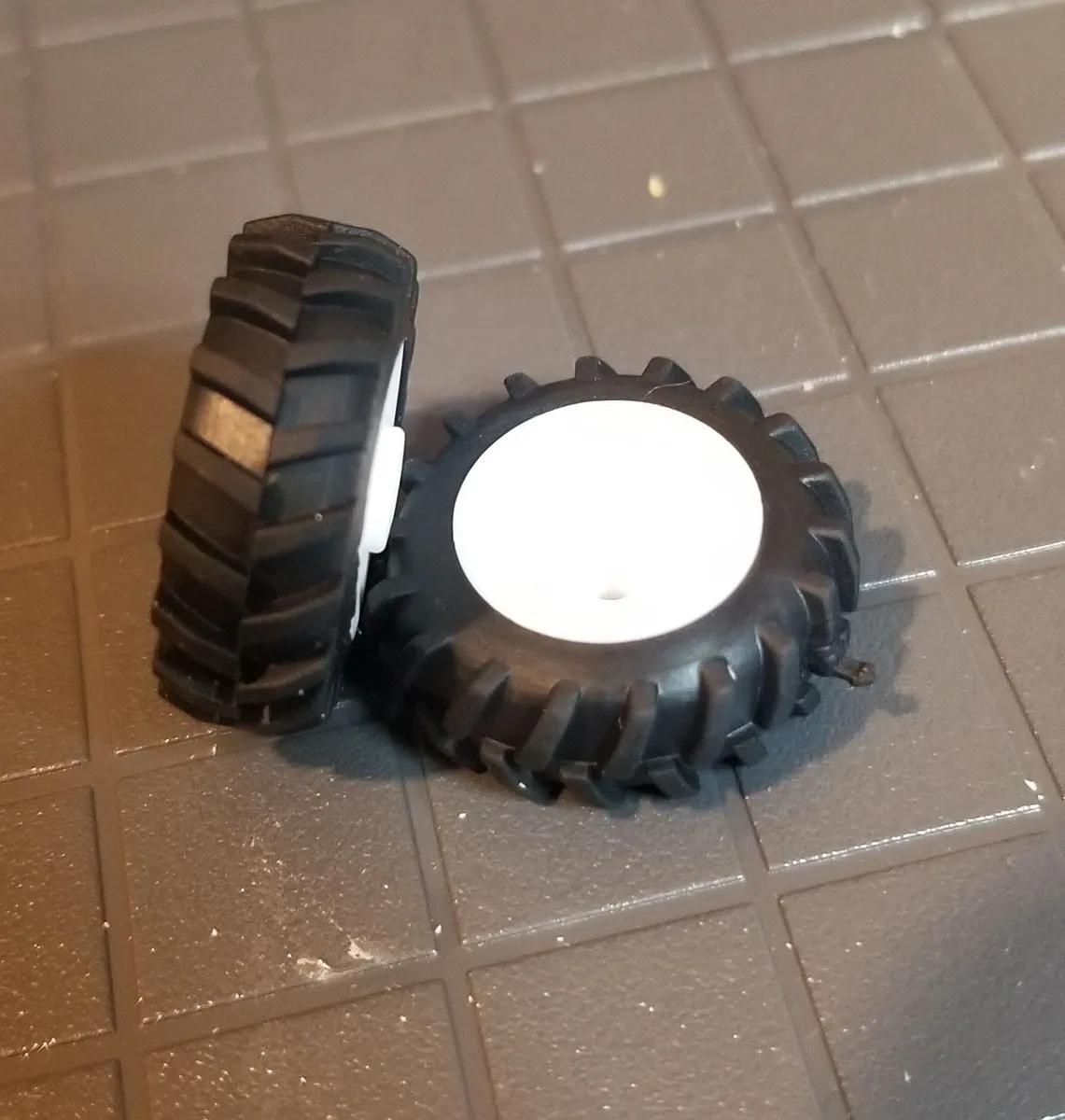 1/64 Standi Toys Pair of 20.8-R42 Single Tires with White Rims