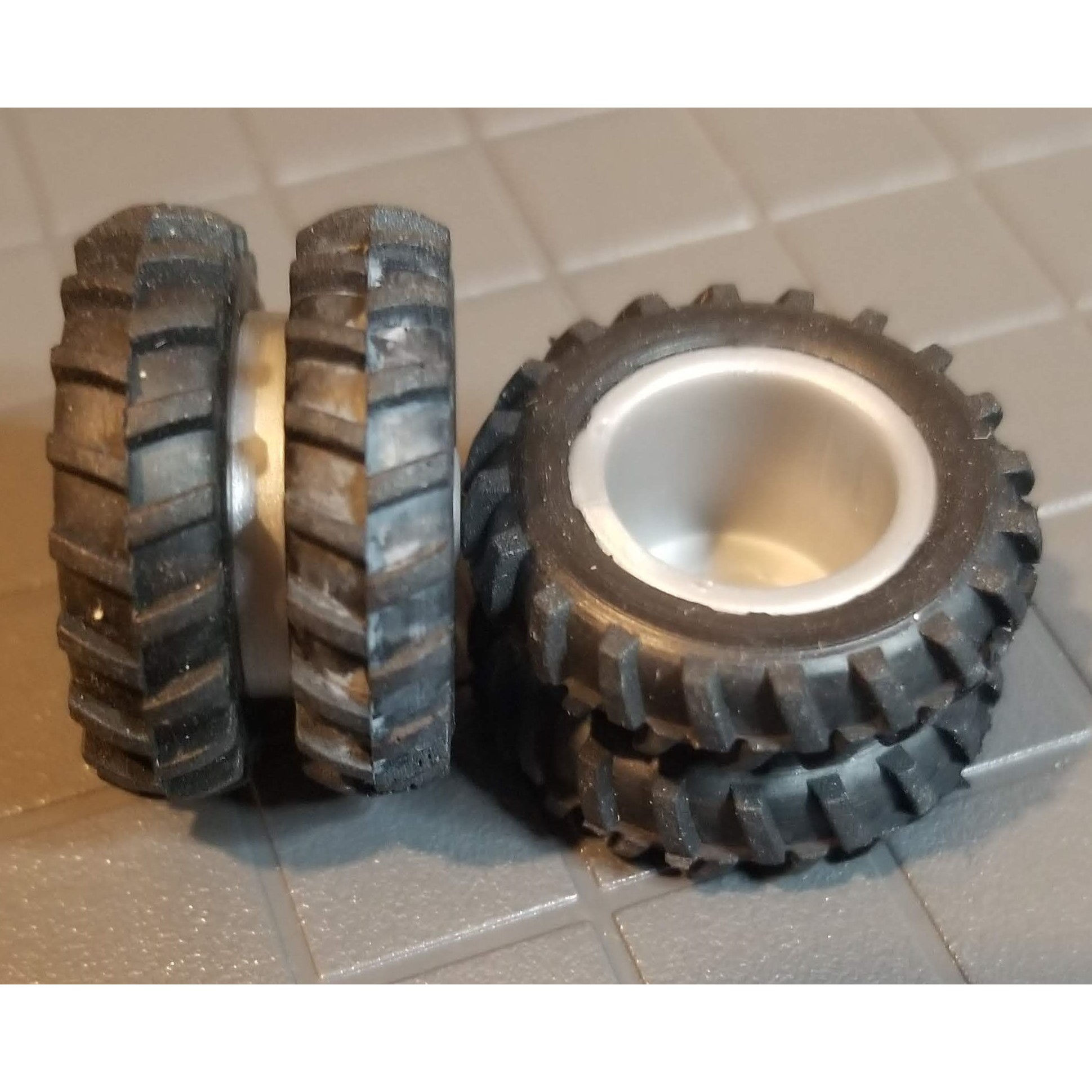 1/64 Standi Toys Pair of 15.5-38 Dual Tires with Silver Rims