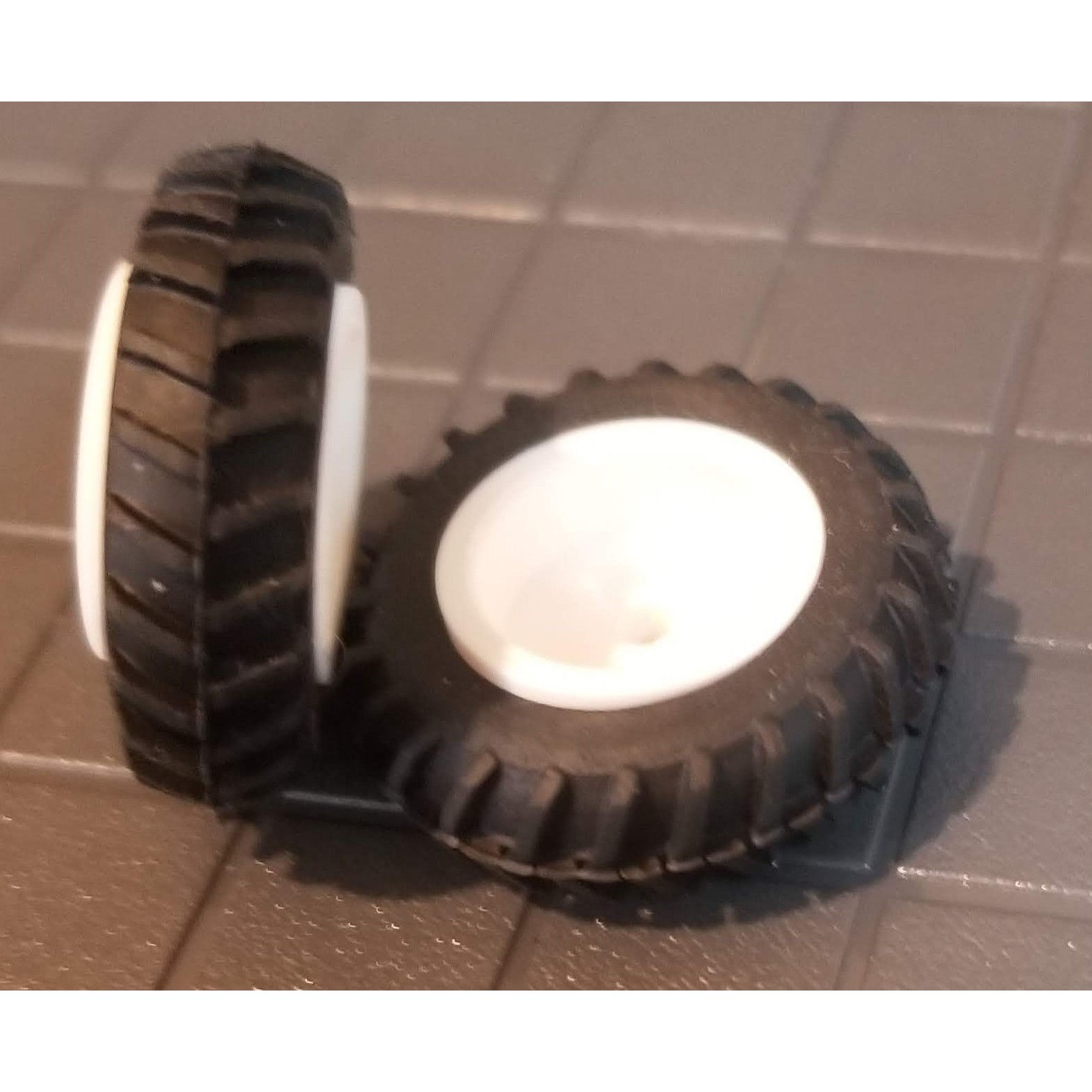 1/64 Standi Toys Pair of 18.4-38 Single Tires with White Rims