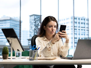 Empresas podem monitorar redes sociais dos funcionários? Entenda os limites legais