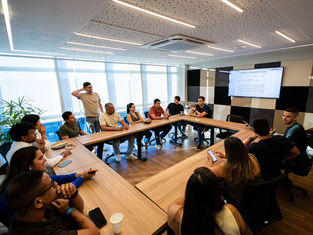 Cansaço de reuniões online impulsiona o retorno dos treinamentos presenciais nas empresas