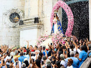 Rainha e Padroeira do Estado da Bahia recebe homenagens de devotos em Salvador