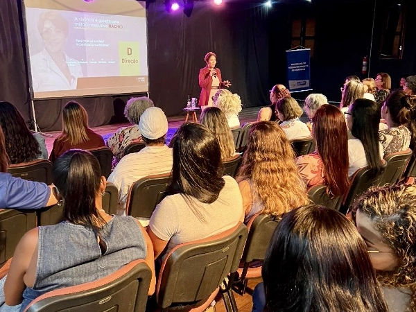A comunicadora Dina Rachid conduz a "Voz de Salto Alto". Foto: Divulgação.
