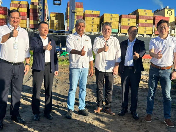 Recepção ao navio com equipamentos da ponte. Foto Flávia Maciel.