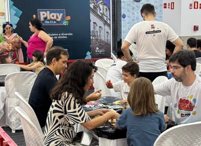 Evento gratuito, com jogos de tabuleiro, será realizado nos sábados 12 e 19 de julho e promove interação entre pais e filhos.