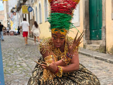Negra Jhô celebra a cultura afro-Brasileira com música, gastronomia e cortejo no Pelourinho