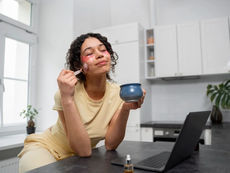 Os cuidados para evitar o envelhecimento precoce gerado pela luz de celulares 