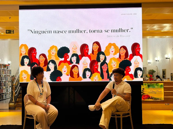 Roda de conversa sobre o combate à violência contra as mulheres LBT, com Fabrício Castro (Psicólogo) e Eduarda Conceição (Assistente Social). Foto de Fernanda Andrade.