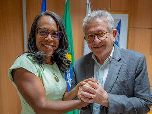 Prefeito transmite temporariamente comando do governo para vice-prefeita