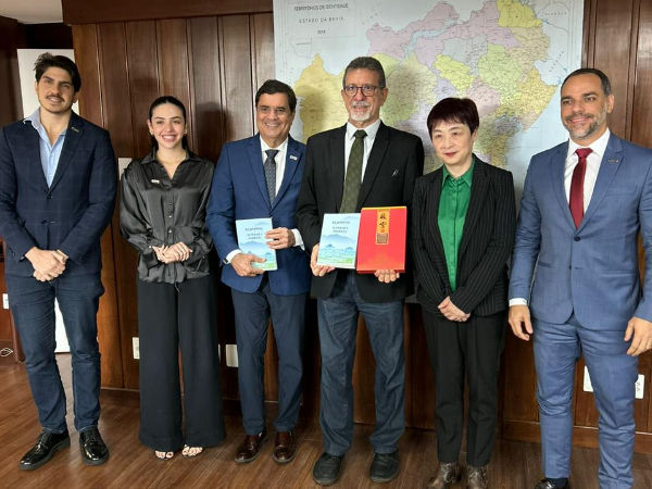 A cônsul-geral da China no Rio de Janeiro, Tian Min, os secretários estaduais Ângelo Almeida (Desenvolvimento Econômico), Augusto Vasconcelos (Trabalho, Emprego, Renda e Esporte) e Afonso Florence (Casa Civil). Foto de divulgação.
