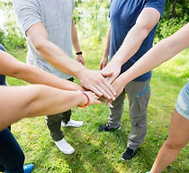 Mains formant des cercles qui se superposent – symbole de transmission, d’apprentissage et de lien dans les formations.