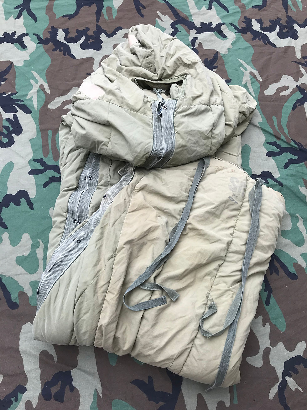 50s 米軍実物 SLEEPING BAG MOUNTAIN M–1949 羽毛 US Army Military M-1949 Arctic Mountain Sleeping Bag Outer
