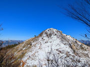 初冬の中国山地は青空に雪化粧。