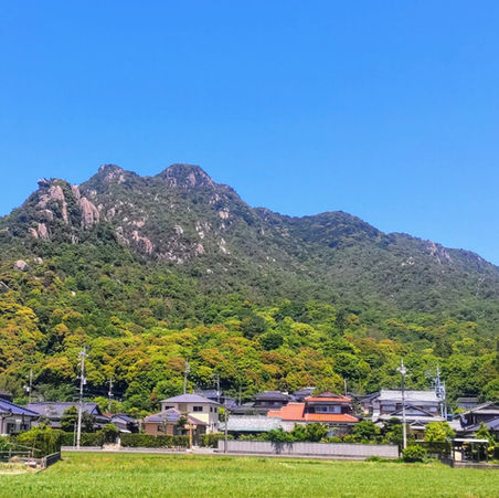 青空と新緑と白い岩山@右田ヶ岳