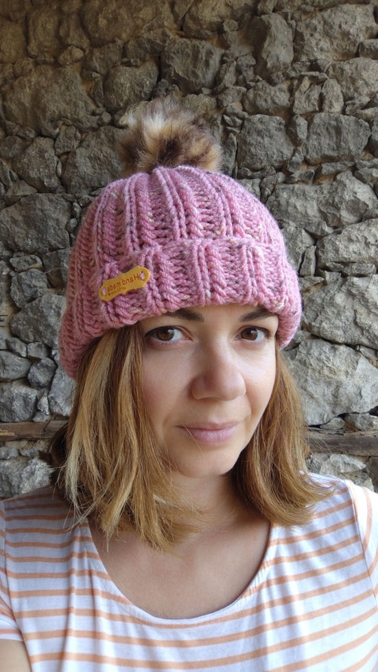 Ръчно изработена розова шапка, подходяща за студените зимни дни