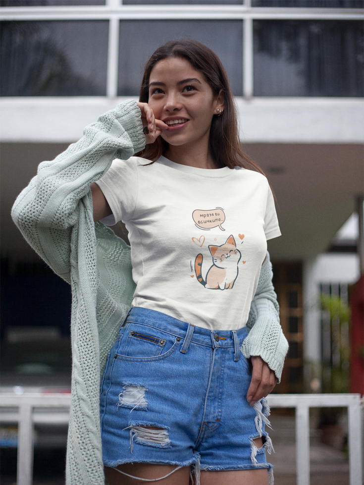 Тениска "Мразя ви всичките" в бяло – свежа тениска с щампа на коте и закачлив надпис.