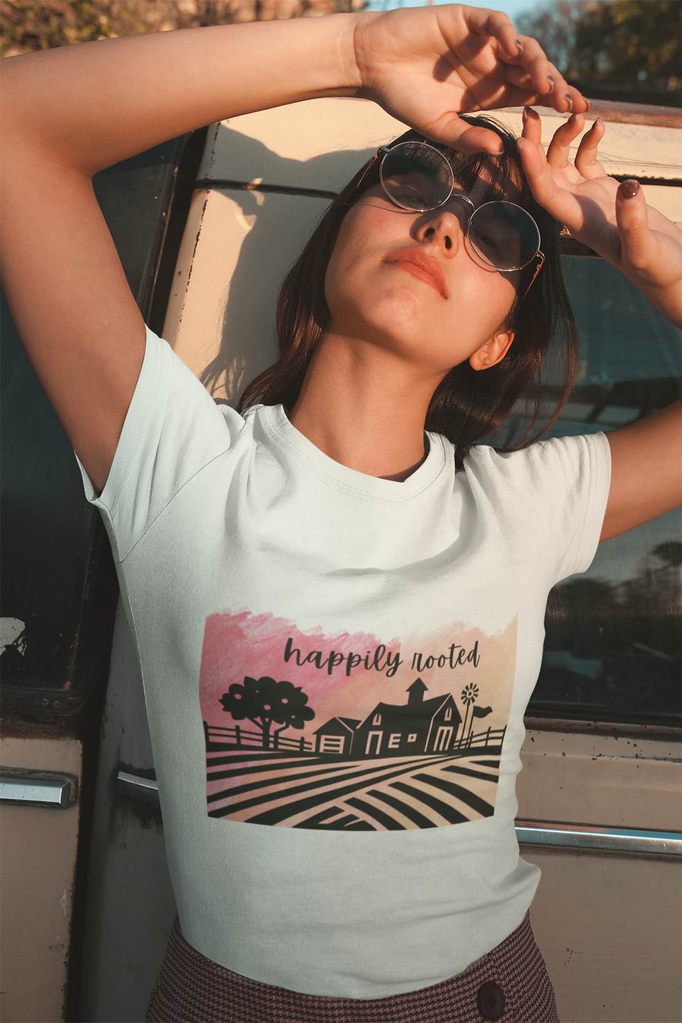 Бяла дамска тениска Happily Rooted – уютен и естествен стил.