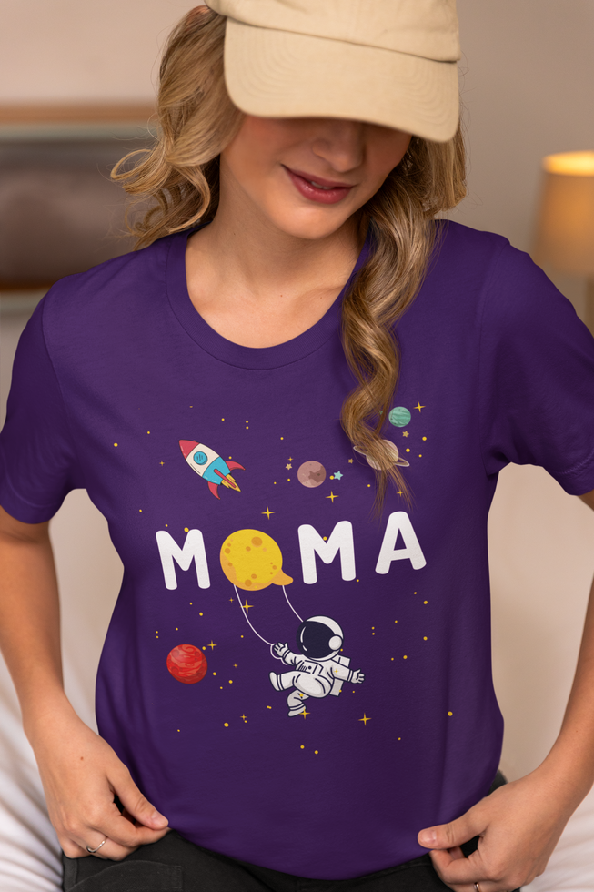 Дамска тениска "МАМА" с луна, космонавт и звезди в лилаво – оригинална тениска за майки, които обичат вселената.