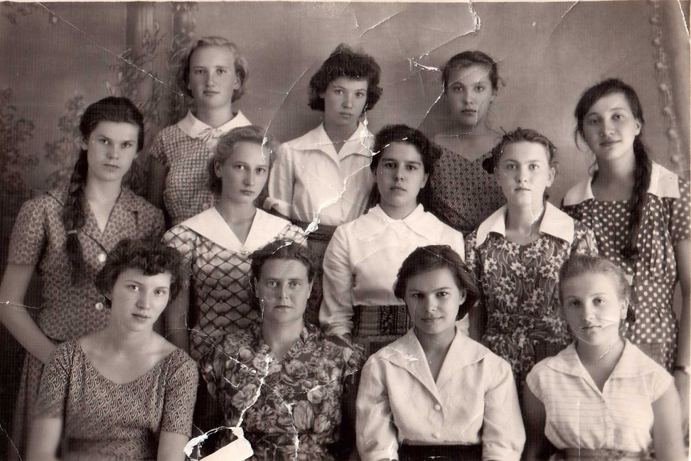 9 КЛАСС 1961 ГОД 1 РЯД; Новосельцева Оль