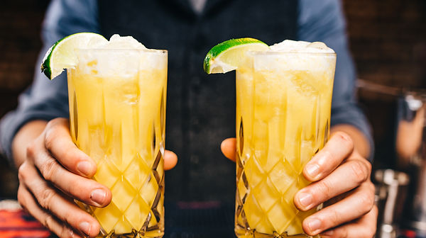 close-up-drinks-at-bar-alcoholic-orange-