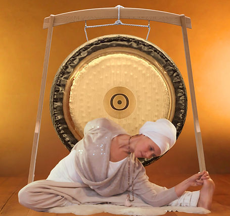 Petra in einem Asana vor einem Gong bei LebensWelten – Gong Yin Yoga im Südburgenland.