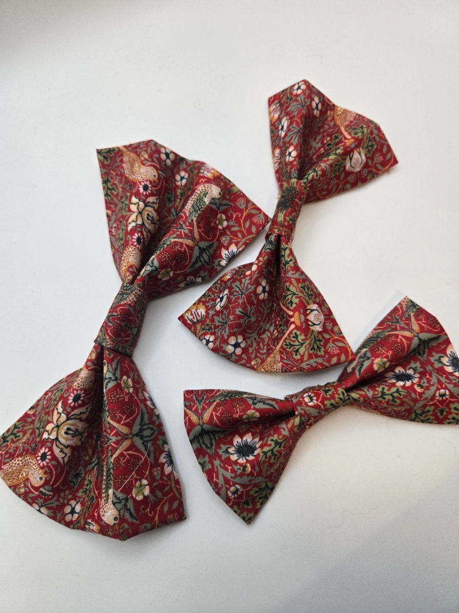Thumbnail: William Morris 'Strawberry Thief' Bowtie