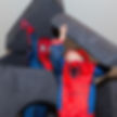 Thumbnail: enfants déguisés en super-héros jouant avec fauteuil en mousse