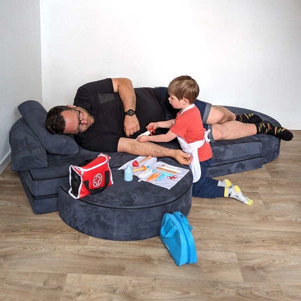 Miniature : Papa joue avec enfant au docteur sur grand fauteuil enfant