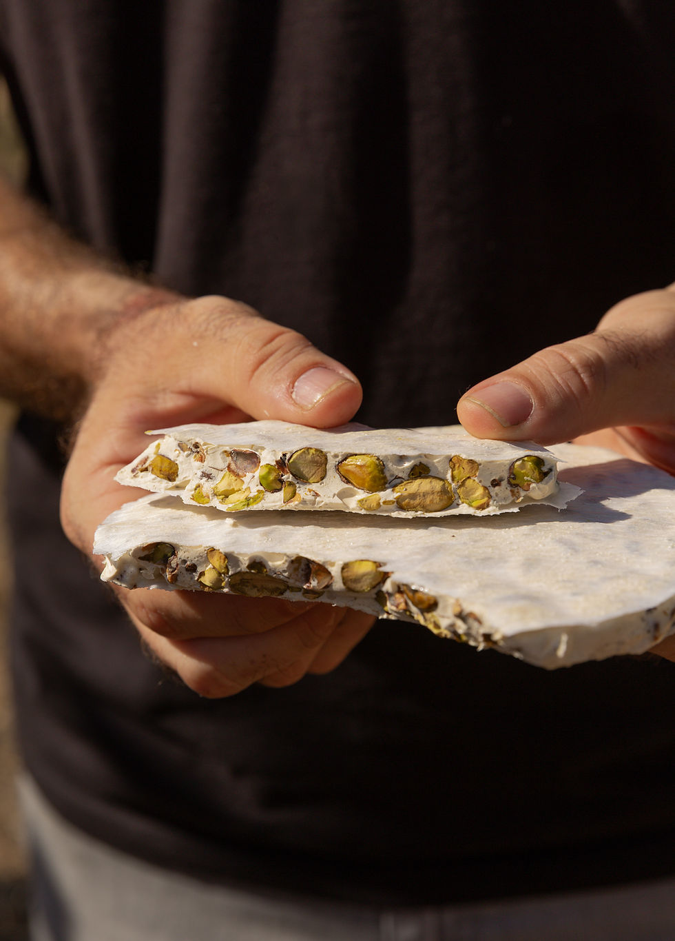 Corte de la Torta Imperial mostrando la alta proporción de pistacho