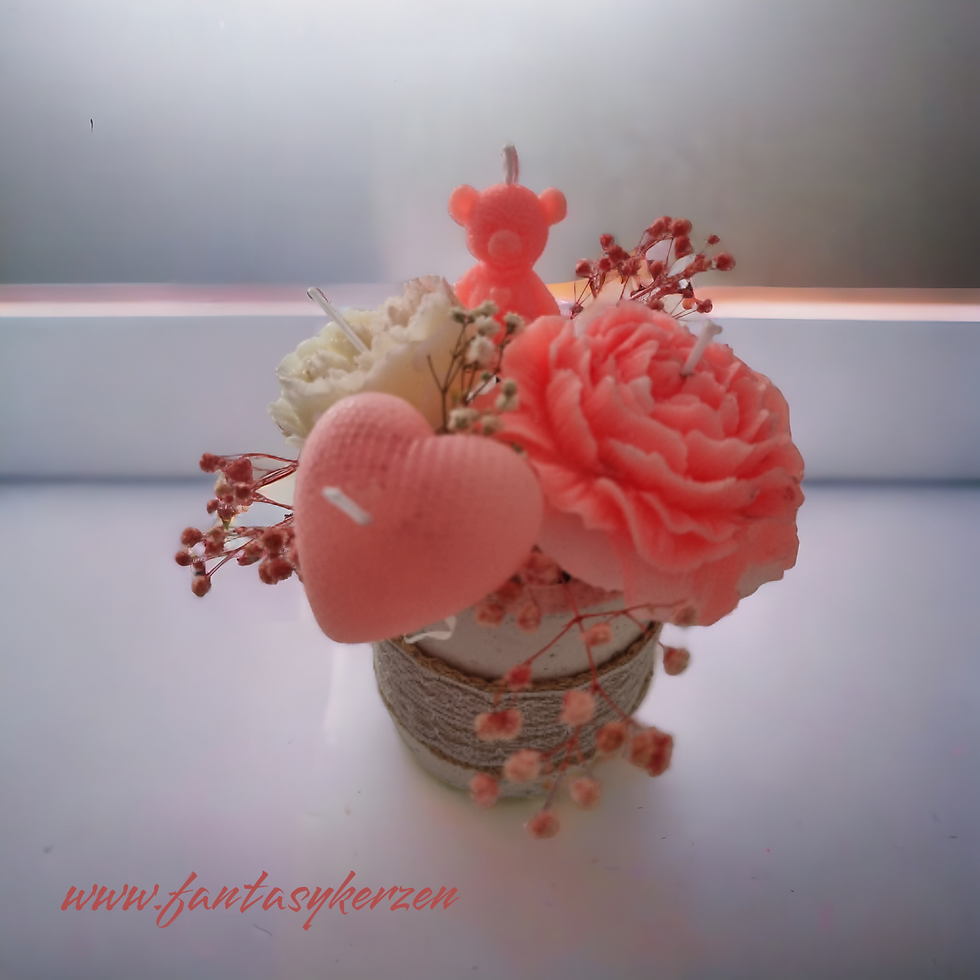 Kerzenblumenbouquet mit kleinen Bär