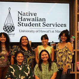 E kuʻu pua o Hawaiʻi e kū haʻaheo ana ma Mauna Kea. E kuʻu liko o Kauaʻi, ua pulu i ka wai aʻo Waiʻaleʻale. Eia nō kākou ke ʻākoakoa mai nei i ke kulanui o Hawaiʻi ma Mānoa no ka ʻike naʻauao. ʻO kekahi o kākou, ua kau i kēia huakaʻi ma lalo o Hawaiʻinuiākea ma o ʻelua ala: ʻo ia ʻo Kamakakūokalani kahi a ka ʻike Hawaiʻi e aʻo ʻia ai, a me Kawaihuelani no ka poʻe nona ka ʻiʻini no ka hoʻōla hou ʻana i ka ʻōlelo Hawaiʻi. He mau papahana hou aku nō ma lalo o Hawaiʻinuiākea no nā haumana Hawaiʻi e kau ʻole i ua mau ala nei, ʻo ia hoʻi ʻo Native Hawaiian Student Services (NHSS) a me Ka Papa Loʻi ʻo Kānewai.