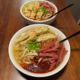 Ke pōkole nei nā lā a e lōʻihi nei nā pō. E ala nā ohuohu i ka lewa a e hoʻopuni ia i ke kuahiwi. Hāʻule iho ka ua mai ka lani mai, e hoʻopio ʻia e ka noho aliʻi a ka ua, a e wehe ʻē ka pulu o lalo. E hiki mai ka huʻihuʻi a e pūpuʻu nā ipo i ka pō anu. He mau hōʻailona kēia e hōʻike ana, ua loli ke au a ua hiki mai ka Hoʻoilo. E ka mea heluhelu, he aha ka mea e hoʻomahana ai i ko kāua huʻihuʻi i loko o ka Hoʻoilo? 