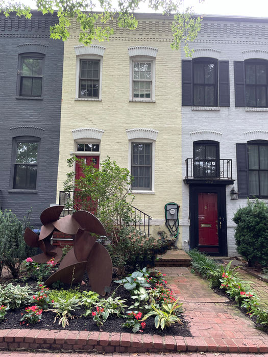 The sidewalk view with low brick curb and side front entry. (D.Vogt, 2022)
