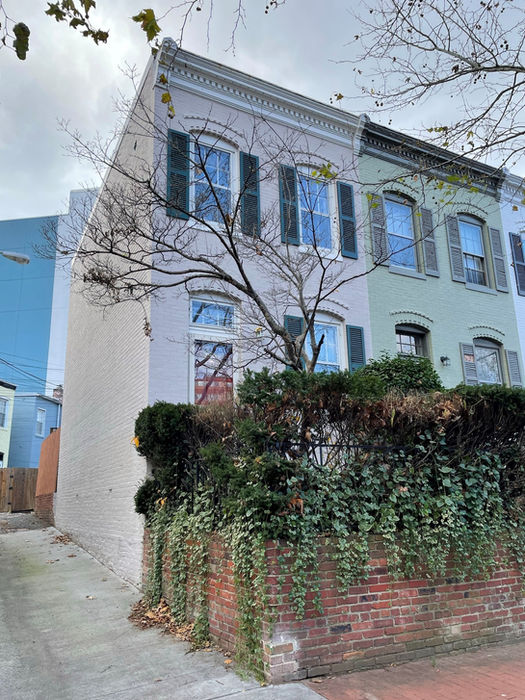 The side of the house facing the alley.(D. Vogt, Dec. 2022)