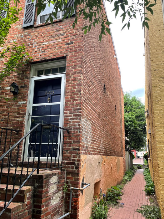Street view, with passageway to Snows Court (D. Vogt, May 2022)