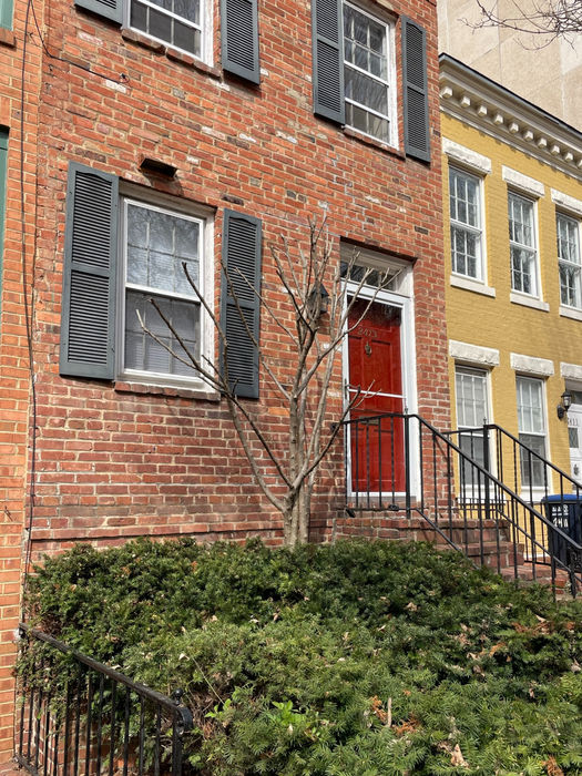 Street view of house front (D. Vogt, Mar. 2023)