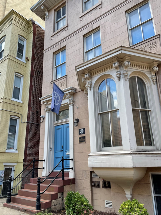 Manila House, front door and oriel window (D. Vogt 2022)