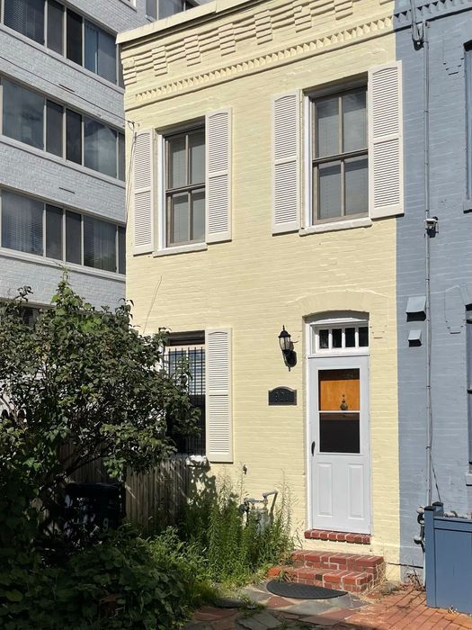 This end rowhouse has a flagstone patio area in the front entry. (D. Vogt, Aug. 2022)