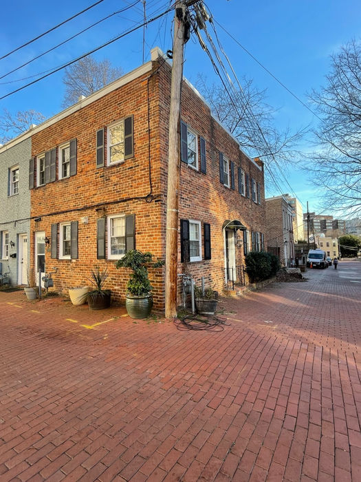 The corner of 11 Snows Court and the brick alley. (D. Vogt, Dec. 2022)