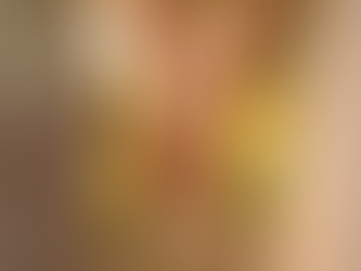 Pareja tomándose de la mano en un entorno natural, representando acompañamiento y proceso en la búsqueda de embarazo